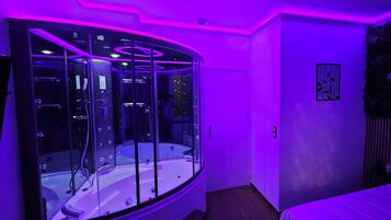 2 chambres, bureau, fer et planche Ă  repasser, lit parapluie