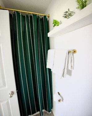 Douche, sĂšche-cheveux, bidet, serviettes fournies
