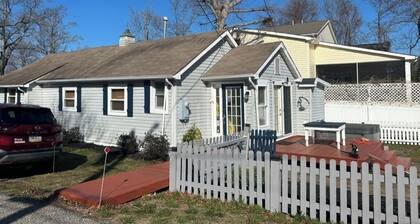 3-Bedroom, pet-friendly home with a new hot tub! On the Bay-side in Cape May