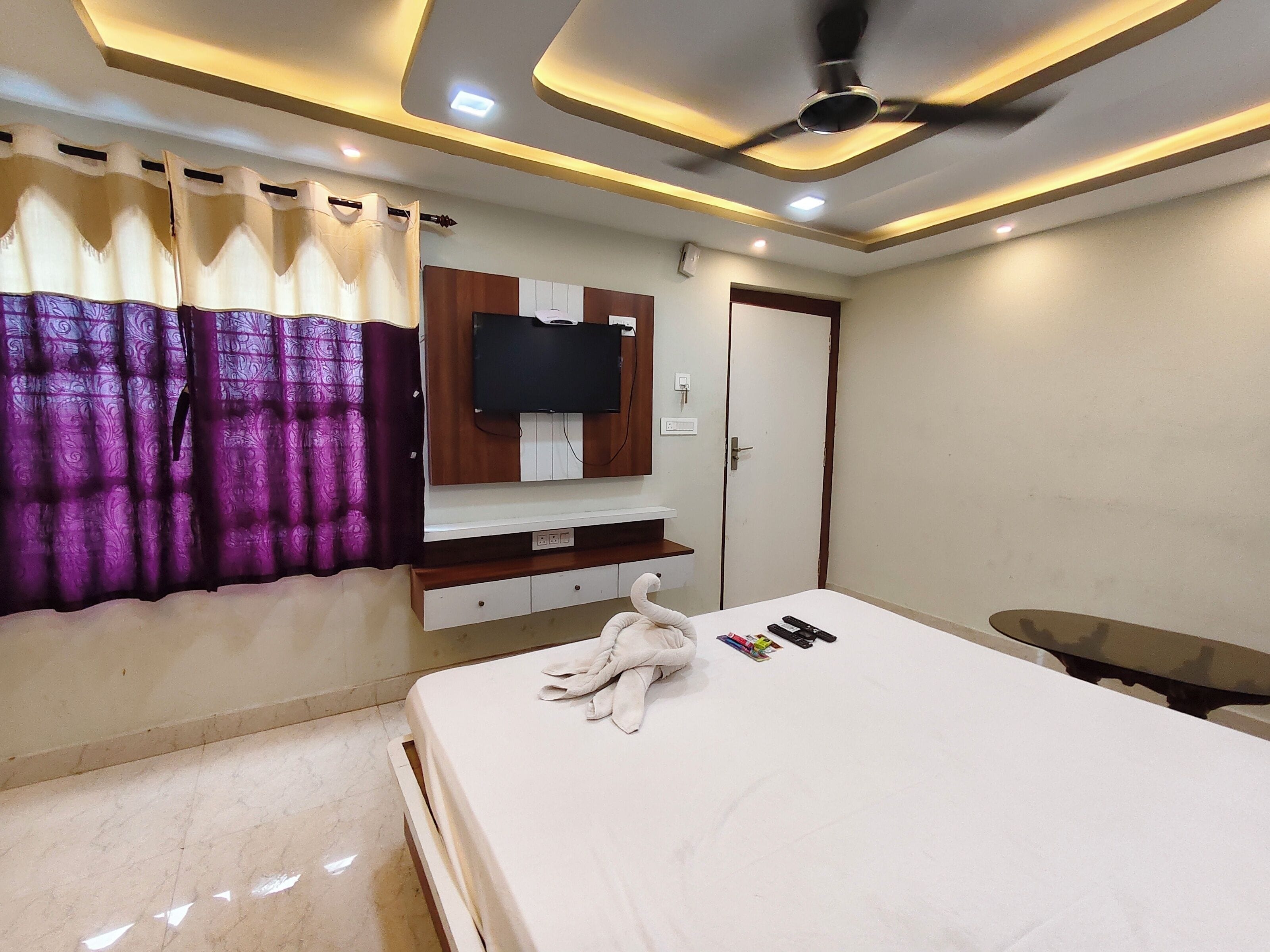 Deluxe Room Side Sea view  | Soundproofing, bed sheets