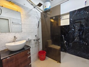 Deluxe Sea View  | Bathroom | Free toiletries, bidet, towels, soap - Sea Wander Beach Resort (Kanthi)