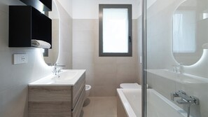 Douche, sĂšche-cheveux, bidet, serviettes fournies