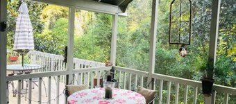 Charming 2-bedroom house with privacy and a tranquil wooded view