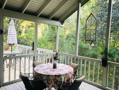 Charming 2-bedroom house with privacy and a tranquil wooded view