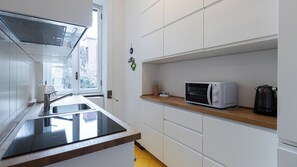 Een microgolfoven, een oven, een kookplaat, een vaatwasser