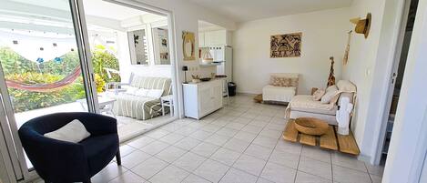 Una televisión, libros