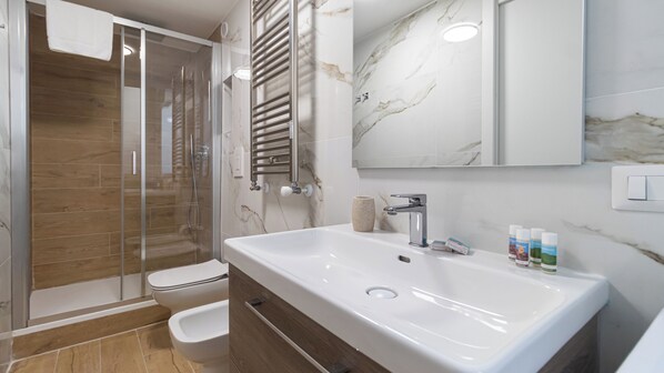 Douche, sèche-cheveux, bidet, serviettes fournies