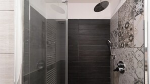 Dusche, Haartrockner, Bidet, Handtücher