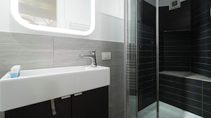 Shower, hair dryer, bidet, towels