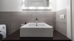 Dusche, Haartrockner, Bidet, Handtücher