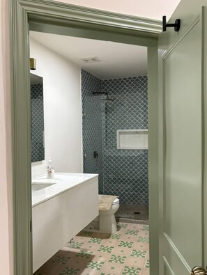 Een douche, een haardroger, handdoeken, zeep