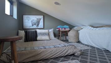 1 dormitorio, caja fuerte, escritorio y tabla de planchar con plancha