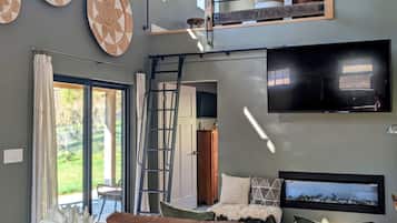 Una Smart TV, una chimenea