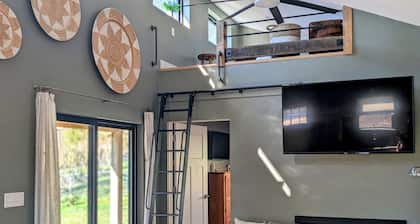 Cozy Cottage Sleeps 4! - Master King Bedroom and Hideaway Loft with Double Bed.
