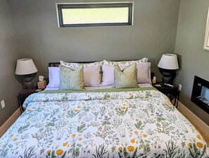 1 makuuhuone, tallelokero huoneessa, työpöytä, silitysrauta/-lauta