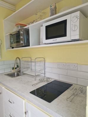 Micro-ondes, four, plaque de cuisson