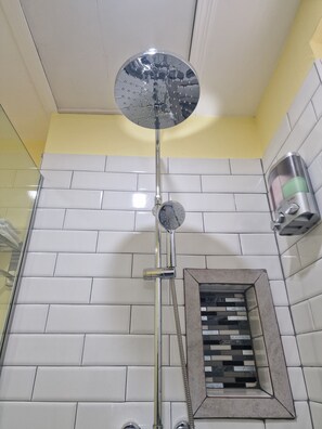 Hårføner, håndklær, såpe og toalettpapir