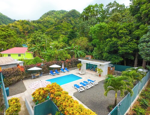 Charming 1-bedroom apartment with WiFi, AC, swimming pool, in lovely Soufrière