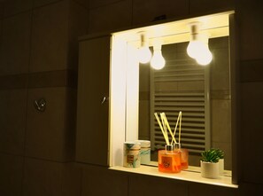 ヘアドライヤー、タオル、石鹸、トイレットペーパー