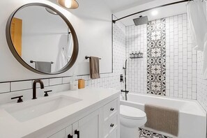 Sèche-cheveux, serviettes fournies, savon, shampoing