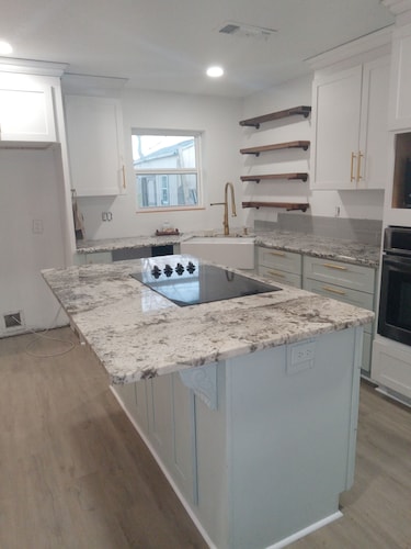 Spacious 4-bedroom house in beautiful Orange with WiFi, AC