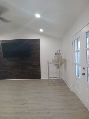 Interior - Spacious 4-bedroom house in beautiful Orange with WiFi, AC (Orange)
