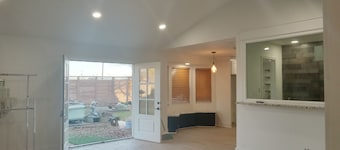 Spacious 4-bedroom house in beautiful Orange with WiFi, AC