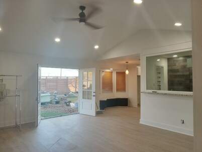 Spacious 4-bedroom house in beautiful Orange with WiFi, AC