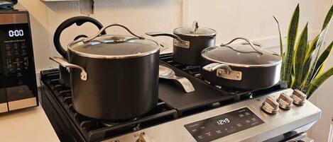 冰箱、微波炉、烤箱、炉灶