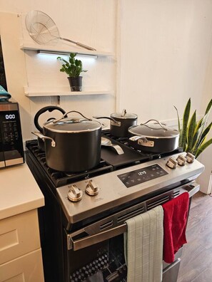 Een koelkast, een microgolfoven, een oven, een kookplaat