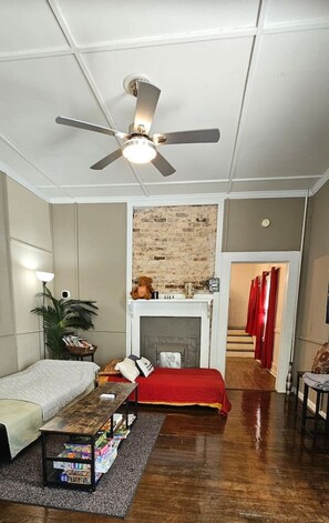 2 Schlafzimmer, Zimmersafe, Schreibtisch, Bügeleisen/Bügelbrett