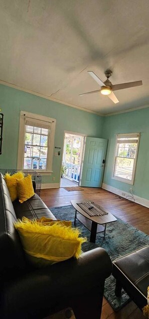 Smart TV, books - Charming Historic Cabbagetown Home / Atlanta Gem! Close to Atlanta Stadium FIFA! (Atlanta)