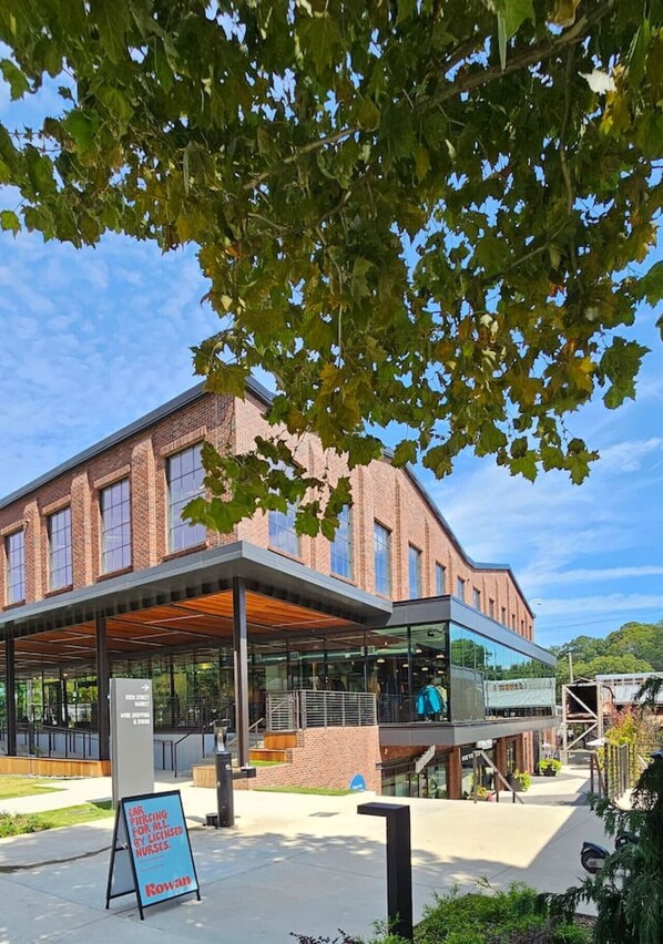 A modern building with a brick facade and large windows. - Charming Historic Cabbagetown Home / Atlanta Gem! Close to Atlanta Stadium FIFA! (Atlanta)