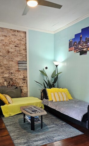 2 bedrooms, in-room safe, iron/ironing board, travel cot - Krog St/E. ATL Beltline/Downtown (Atlanta)