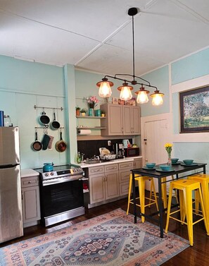 冷蔵庫、電子レンジ、オーブン、コンロ