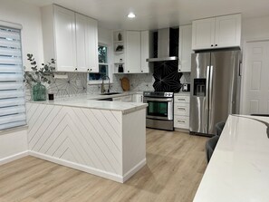 Mikrobølgeovn, ovn, kokeplater og oppvaskmaskin