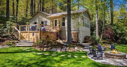 Gorgeous Cottage on Private Lake - Walk to Town