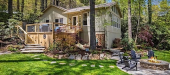 Gorgeous Cottage on Private Lake - Walk to Town