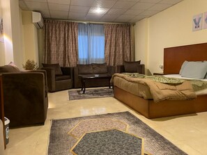 Free WiFi, bed sheets - Verssailles Pyramids Hotel (Giza)