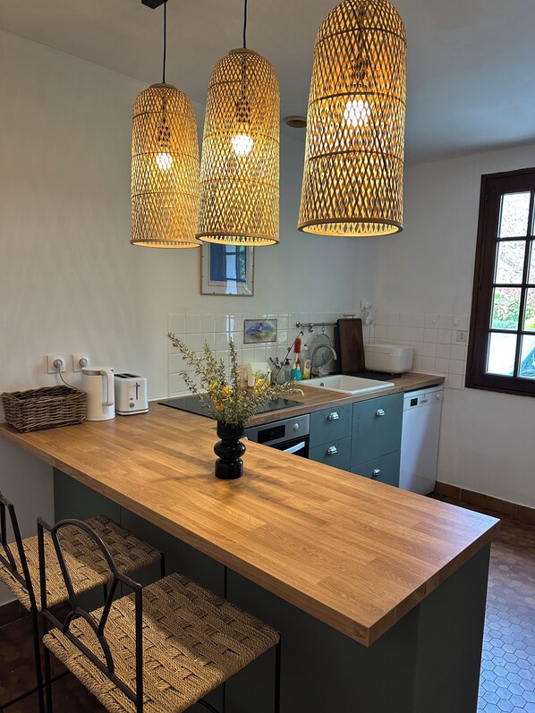 Een koelkast, een oven, een kookplaat, een vaatwasser