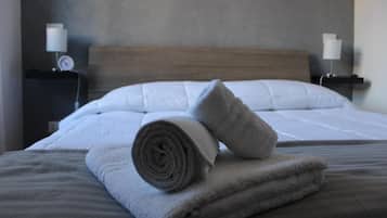 1 habitación, escritorio, tabla de planchar con plancha y cuna de viaje