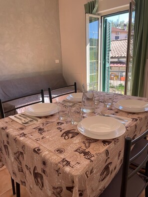 Dining - The window on the Farfa (Lazio)