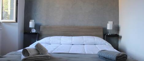 1 slaapkamer, een bureau, een strijkplank/strijkijzer, reisbedje