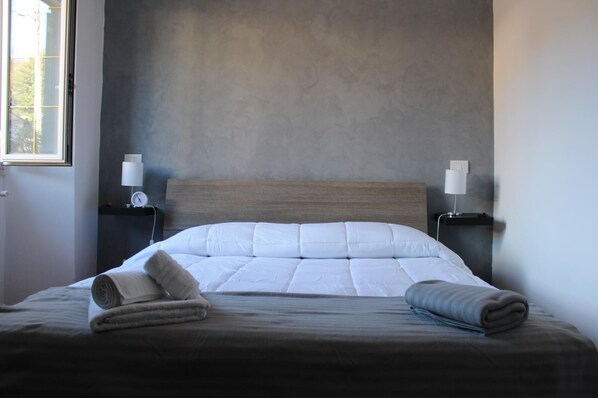 1 bedroom, desk, iron/ironing board, travel crib - The window on the Farfa (Lazio)