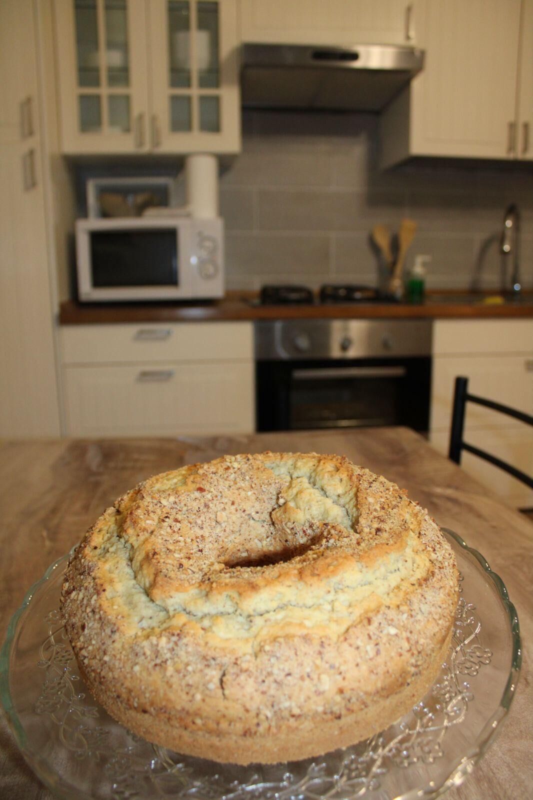 Eine Küche mit einem Brot auf einer Glasplatte.