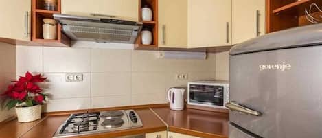 Frigorifero, microonde, forno, piano cottura