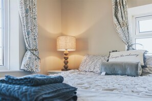 3 habitaciones, tabla de planchar con plancha, wifi y ropa de cama
