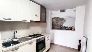 Frigorifero, forno, piano cottura, macchina per tè/caffè