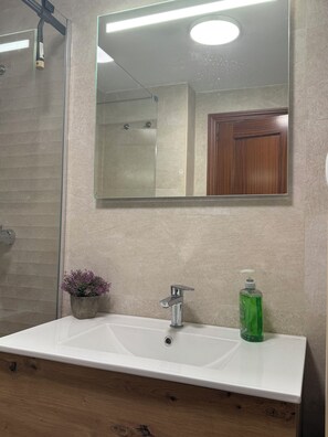 Douche, sèche-cheveux, bidet, serviettes fournies