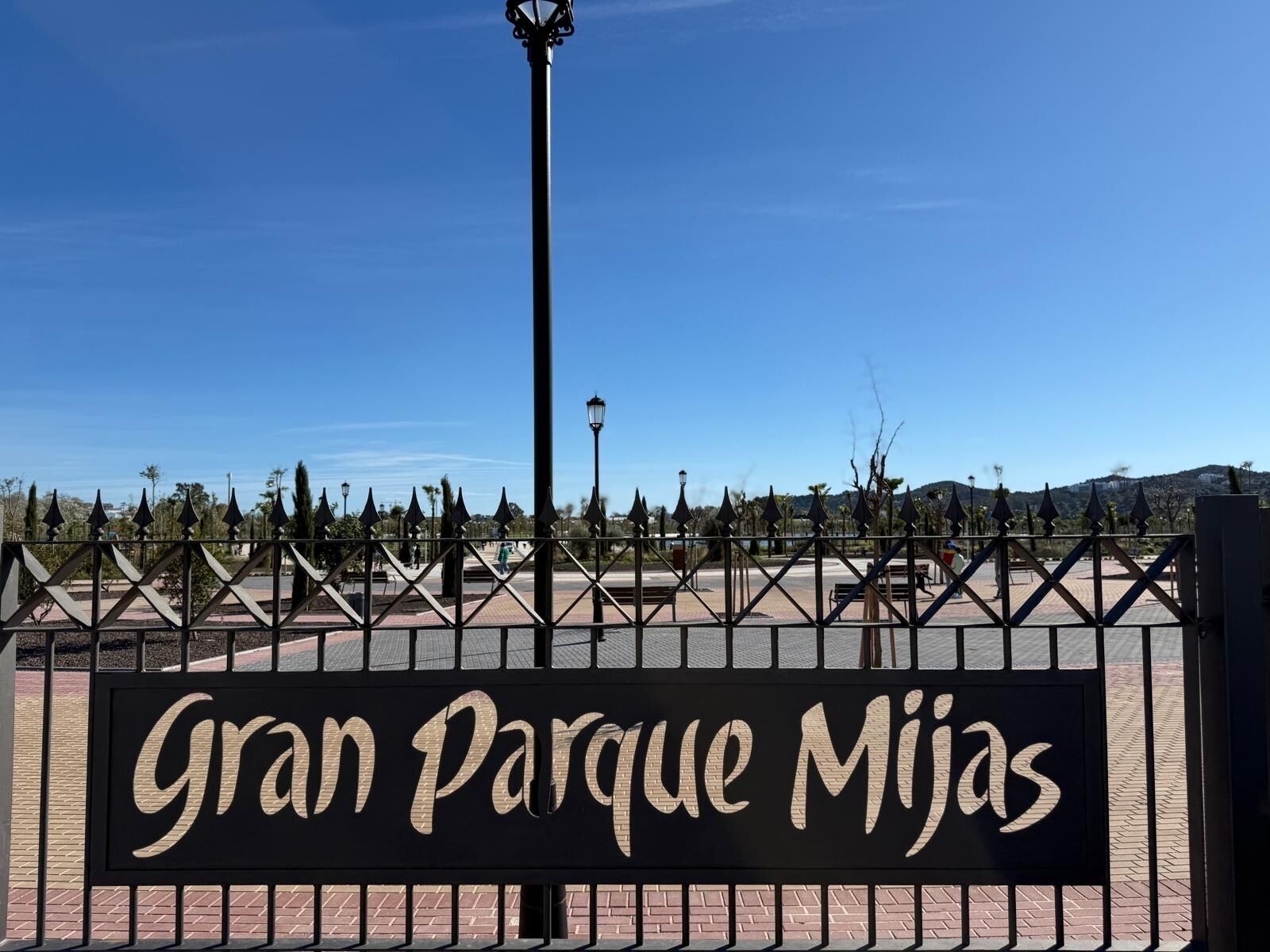 Un panneau indiquant le « Gran Parque Mijas ».